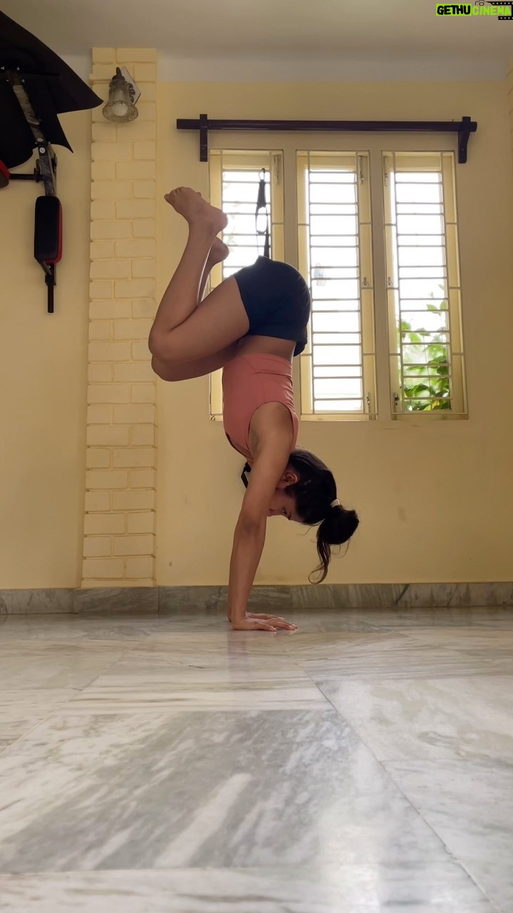Aishwarya Krishnan Instagram - Aaaaand, it’s here 🥹 My first 11 seconds Tuck Balance Hold! This didn’t come easy at all. Endless falls, wrist pain, frustration, fatigue but it was all definitely worth it. The joy of setting a target for yourself and achieving it is the purest form of joy you can experience and well Add resilience, hard work/smart work and discipline to it. Like I always say, efforts never ever go to waste. Every bit counts. So never doubt and keep it going! 🙌 Also, special mention to my friend @utshob.mitra for motivating me and pushing me. Or maybe is it encouraging me (overestimating me) to achieve it within 3 weeks and I guess I did it 🙈 So thanks man ☺️ @animalflowofficial . . . . . . . . . #reels #reelsinstagram #fitness #animalflow #personaltrainer #animalflowinstructor #strength #strengthtraining #tuckbalance #handstand #strengthtraining #strongwomen #womenfitness #kolkatafitness #movement #move #movementismedicine