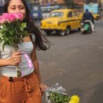 Aishwarya Krishnan Instagram – @ar_mo54 just catching me candid in The City Of Joy! 💕

#kolkata #cityofjoy #kolkataphotography #instapic #instagood #prettyflowers Kolkata – The City of Joy