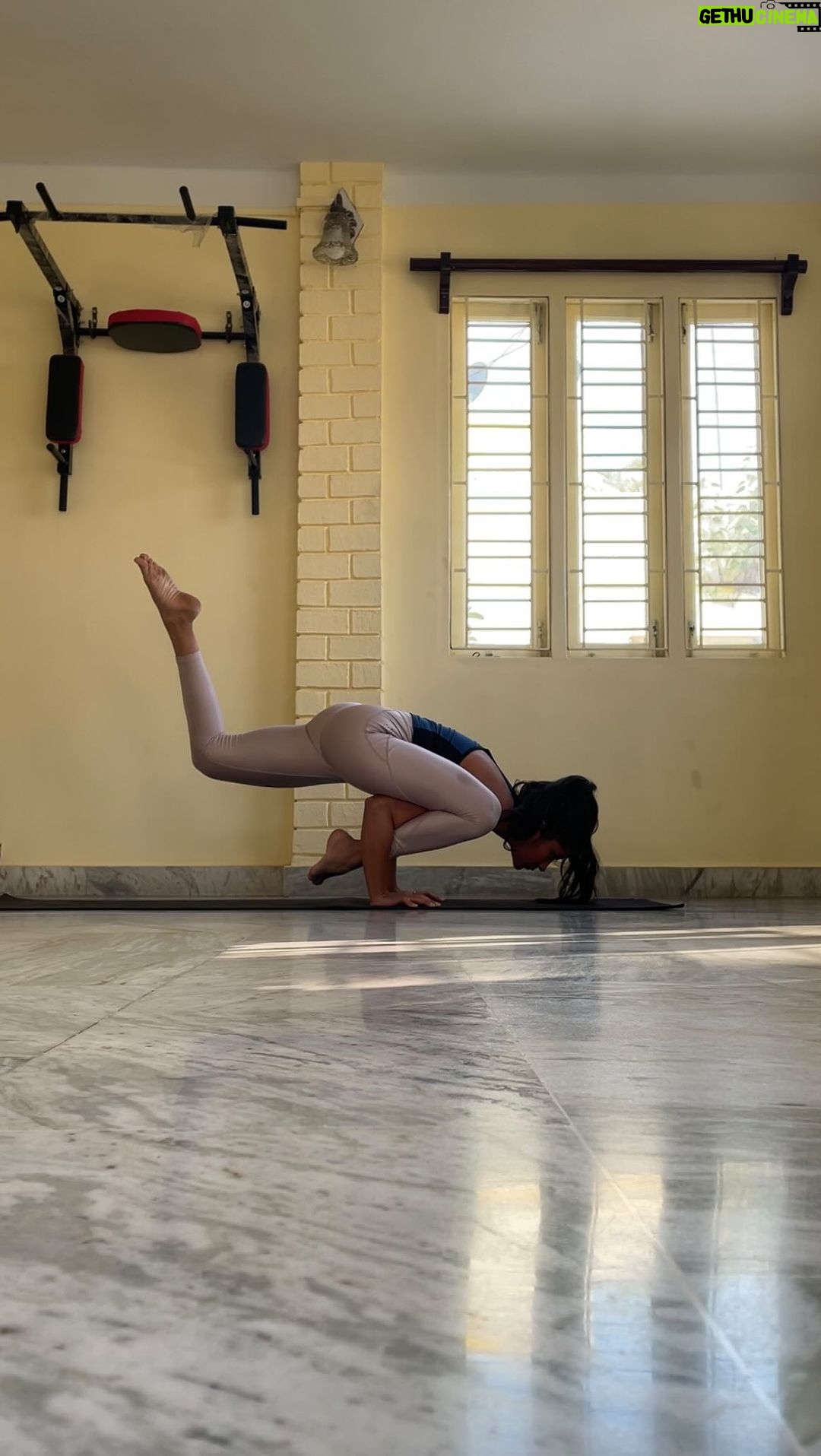 Aishwarya Krishnan Instagram - Just hangin’ around 🤟 Flying Lizard pose- So hoping this year I’m a little less scared of lizards 🦎 🤣 . . . . . . . . . . #fitness #strength #movement #armbalance #yoga #strengthtraining #personaltrainer #personaltraining #goals #flyinglizardpose #2023goals