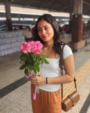 Aishwarya Krishnan Instagram - @ar_mo54 just catching me candid in The City Of Joy! 💕

#kolkata #cityofjoy #kolkataphotography #instapic #instagood #prettyflowers