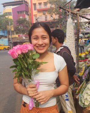 Aishwarya Krishnan Instagram - @ar_mo54 just catching me candid in The City Of Joy! 💕

#kolkata #cityofjoy #kolkataphotography #instapic #instagood #prettyflowers