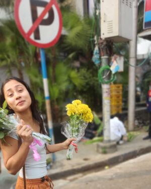 Aishwarya Krishnan Instagram - @ar_mo54 just catching me candid in The City Of Joy! 💕

#kolkata #cityofjoy #kolkataphotography #instapic #instagood #prettyflowers