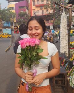 Aishwarya Krishnan Instagram - @ar_mo54 just catching me candid in The City Of Joy! 💕 #kolkata #cityofjoy #kolkataphotography #instapic #instagood #prettyflowers Kolkata - The City of Joy