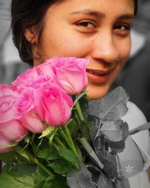 Aishwarya Krishnan Instagram - @ar_mo54 just catching me candid in The City Of Joy! 💕

#kolkata #cityofjoy #kolkataphotography #instapic #instagood #prettyflowers