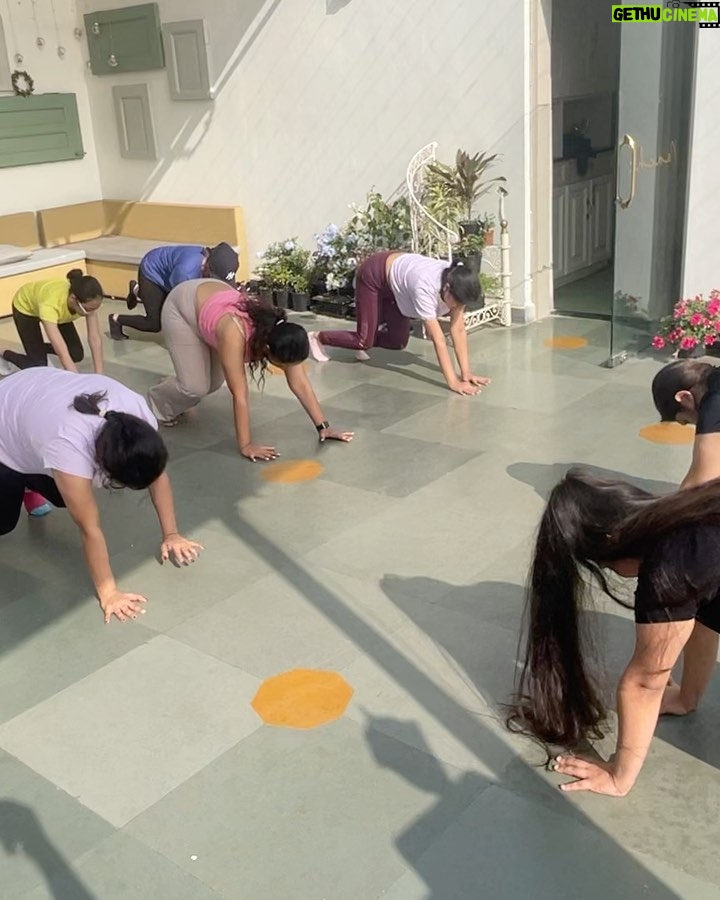 Aishwarya Krishnan Instagram - In my mostestttt Favourite Element π€ΈββοΈ Had so much fun conducting an Animal Flow session at @poach.kitchen for the best set of ladies π Guess the group pic says it all πββοΈ . . . . . . . . . . . . . . #animalflowclass #strength #flow #movement #move #movementismedicine #stayfit #fitness #personaltrainer #animalflowkolkata #womenfitness #kolkatafitness #groupfitness
