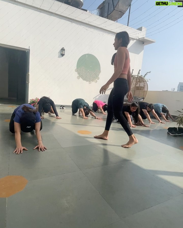 Aishwarya Krishnan Instagram - In my mostestttt Favourite Element π€ΈββοΈ Had so much fun conducting an Animal Flow session at @poach.kitchen for the best set of ladies π Guess the group pic says it all πββοΈ . . . . . . . . . . . . . . #animalflowclass #strength #flow #movement #move #movementismedicine #stayfit #fitness #personaltrainer #animalflowkolkata #womenfitness #kolkatafitness #groupfitness