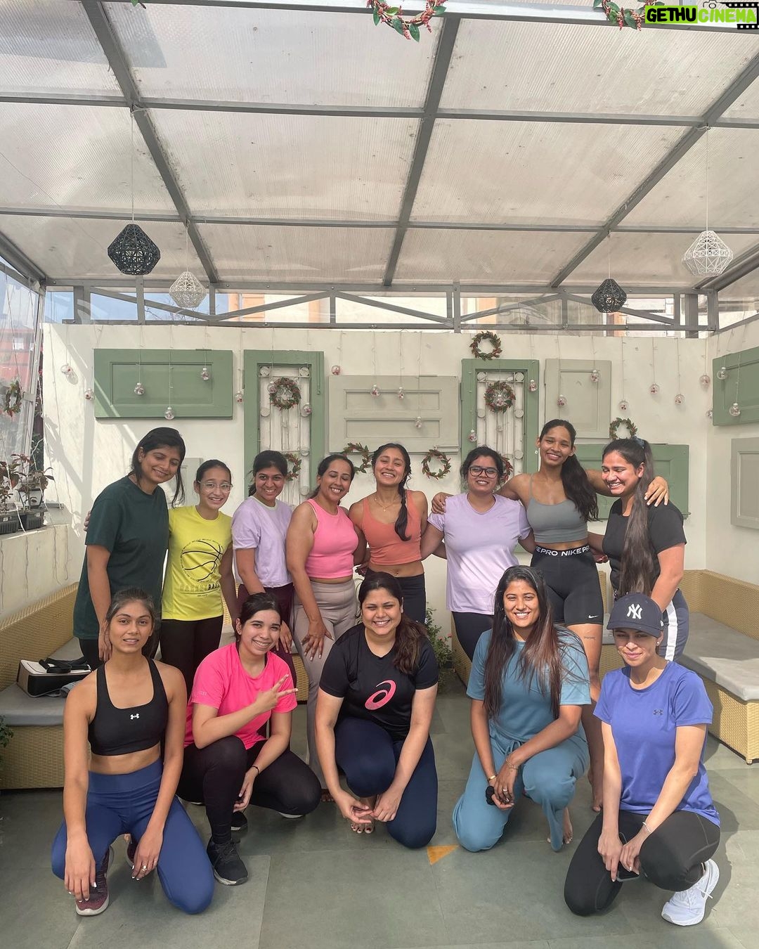 Aishwarya Krishnan Instagram - In my mostestttt Favourite Element π€ΈββοΈ Had so much fun conducting an Animal Flow session at @poach.kitchen for the best set of ladies π Guess the group pic says it all πββοΈ . . . . . . . . . . . . . . #animalflowclass #strength #flow #movement #move #movementismedicine #stayfit #fitness #personaltrainer #animalflowkolkata #womenfitness #kolkatafitness #groupfitness