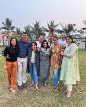 Aishwarya Krishnan Instagram - December was full of Love 💕 

~ La Familia 

Grateful and Blessed Always 🧿❤️