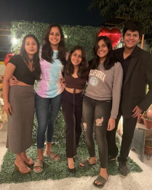Aishwarya Krishnan Instagram - December was full of Love 💕 

~ La Familia 

Grateful and Blessed Always 🧿❤️