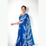 Aishwarya Narkar Instagram - My beautiful saree is a gift from @shalaka_s ❤️❤️ She is a super woman..artist..winner of several art awards..and have two WORLD RECORDS..just WOW...❤️ Check www.shalakas.com to see her amazing work.. Thank you @ashayrtulalwar 📸❤️ #aishwaryanarkar #saree#brands #handpainted #blue#national #award #winner #instafeed #instagram #post