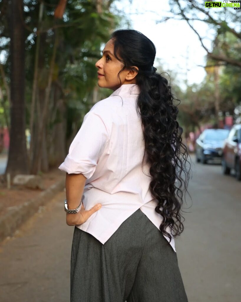 Aishwarya Narkar Instagram - Just flaunting ...🫰 Shirt @gazillion.in Hair @chanda.pawar.9862 ❤️❤️ P.c. @kadamvishal48 ..❤️thank you #aishwaryanarkar #oversizedshirt #style#brand#linen #instafashion #instagram