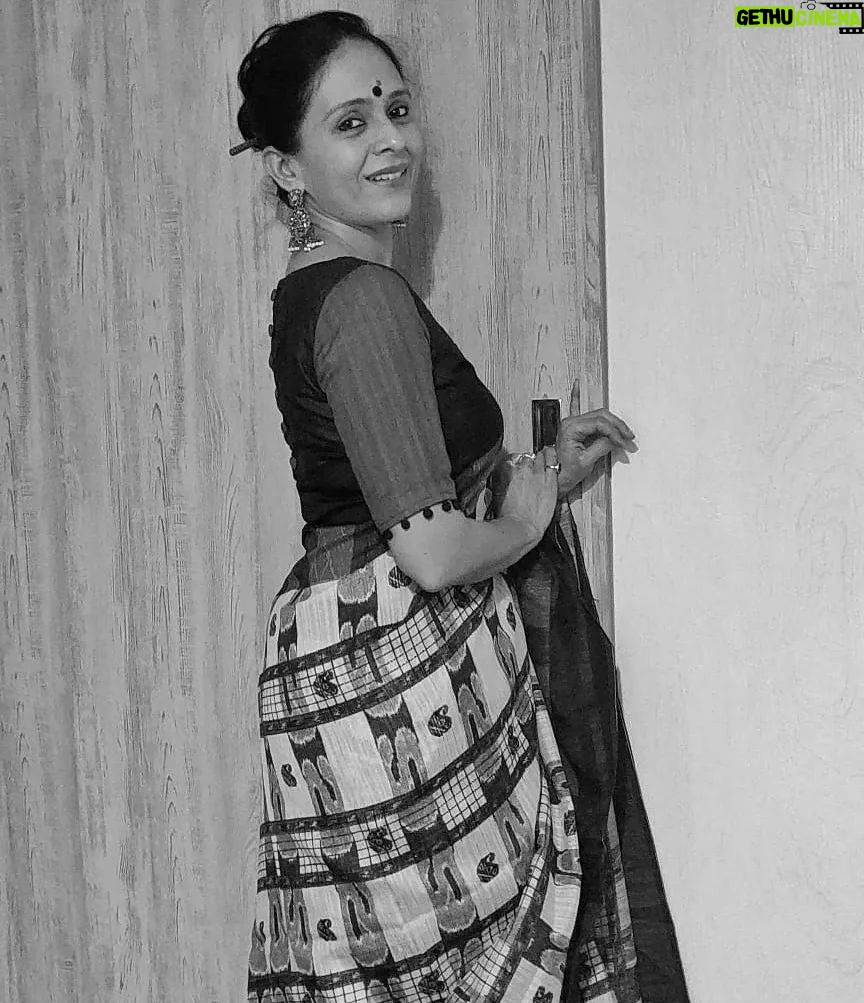 Aishwarya Narkar Instagram - Kya kahe!!!?? #aishwaryanarkar #saree #blacknwhitephotography #randompic#instafashion #instagram