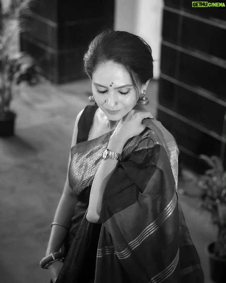 Aishwarya Narkar Instagram - ...... 📸♥️@sana_un_suna #aishwaryanarkar #saree #styling #monochromatic #feel#vibe#instapost #viral#post #fashion #traditional #instagram