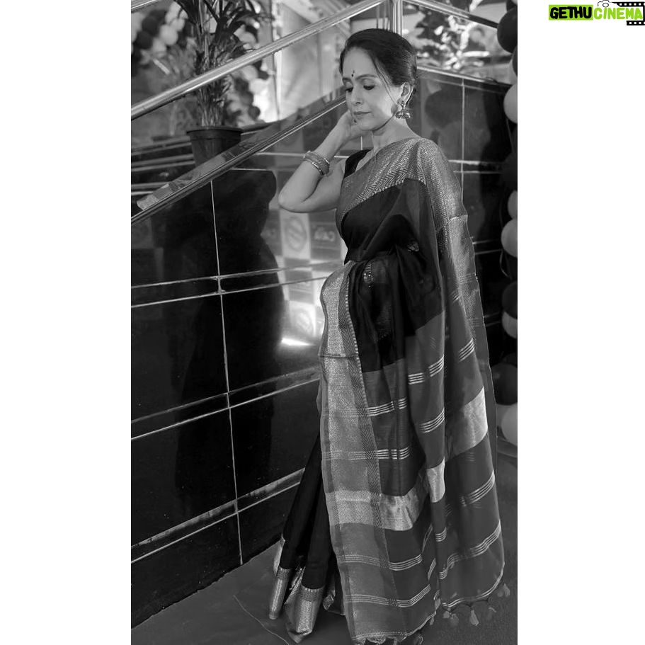 Aishwarya Narkar Instagram - ..... 📸❤️@sana_un_suna #aishwaryanarkar #monochromatic #sareestyling #sareelove #instafashion #instagram #fashion #styling #traditional