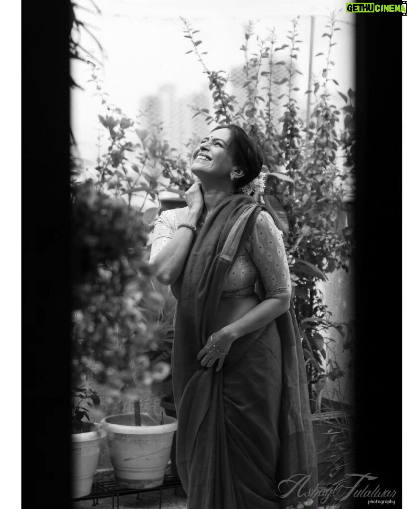 Aishwarya Narkar Instagram - .... 📸❤️@ashayrtulalwar #aishwaryanarkar #sareestyling #monochromatic #gajara #smile #instapost #instafeed #instagram #instafashion #instagram