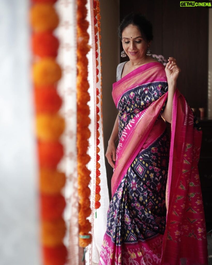 Aishwarya Narkar Instagram - A beautiful traditional weave from Telangana, Pochampalli Ikat. Aishwarya is looking just stunning in this saree. To view our entire collection of Pochampalli Ikat sarees, click on the link below https://sayalirajadhyakshasarees.com/collections/pochampalli-ikat-silk-saree ALL PRODUCTS ON 15% DISCOUNT TILL 15TH NOVEMBER Our Mumbai Exhibition 1st to 10th November 10am to 8pm Sayali Rajadhyaksha Studio 202, Kingston Tejpal Road Near VileParle east railway station, Mumbai For details please WhatsApp us on 9137808579. We ship worldwide. #sayalirajadhyakshasarees #vileparle #saree #sari #puresilk #silksaree #trendingreels #reelsinstagram #reelsofinstagram #reels #viralreels #handloom #sustainability #festivecollection #festivesaree #diwali #pochampalliikat #weddingsaree #handwoven #trending Mumbai, Maharashtra