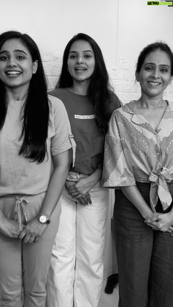 Aishwarya Narkar Instagram - Family of Saatvya Mulichi Saatvi Mulgi 🫶🏻❤️ . . . #titeekshatawde #aishwaryanarkar #ektadangar #saatvyamulichisaatvimulgiofficial #zeemarathi #zee5 #daughters #3siblings #3idiots #reelkarofeelkaro #instagramreels #reels #comedy #funnyreels Mumbai, Maharashtra