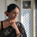 Aishwarya Narkar Instagram - Sankranti special #2😀 Jwellery. @ovees_art_jewellery ❤️ #aishwaryanarkar #blacksaree #sankranti #festival #maharashtrian #instafashion #instapost