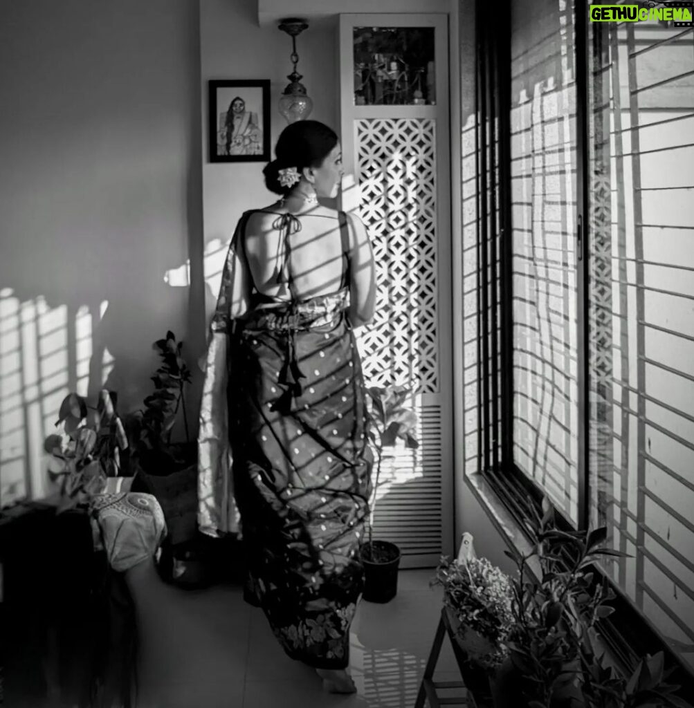 Aishwarya Narkar Instagram - खेळ सावल्यांचा...❤️ #aishwaryanarkar #blacknwhitephotography #selfclicked #instagood #instafashion #मकरसंक्रांत