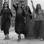 Aishwarya Narkar Instagram - PoV : જ્યાં જ્યાં વસે ગુજરાતી, ત્યાં સદાકાળ ગુજરાત ❤️ (wherever gujrati lives , there’s always Gujrat) . . . . #titeekshatawde #aishwaryanarkar #ektadangar #saatvyamulichisaatvimulgiofficial #zeemarathi #zee5 #comedyreels #reelsinstagram #garbareels #arjanvelly #reels