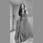 Aishwarya Narkar Instagram - Just for a grid ..... #aishwaryanarkar #sareestyling #saree monochromatic #instafashion #instagram