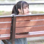 Akari Akase Instagram - ___放っておいたら何処かへ行っちゃいそうだね #あかせあかり #公園のベンチ #portrait #ポートレート #こちらを見ている #これは #何を見つけたのかな 😂