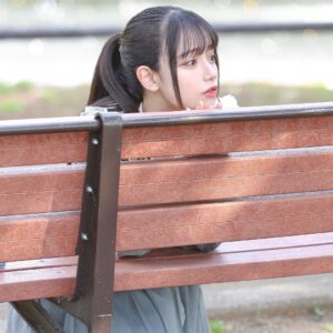 Akari Akase Instagram - ___放っておいたら何処かへ行っちゃいそうだね

#あかせあかり 
#公園のベンチ 
#portrait 
#ポートレート 
#こちらを見ている 
#これは 
#何を見つけたのかな 😂