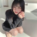Akari Akase Instagram – これは#ヤングガンガン の時の#オフショット 
撮影中「日光！眩しい( ･᷄ᯅ･᷅ )💭」って思ったけど、凄く綺麗なお写真を撮って頂けていて大満足でした🎶

#あかせあかり 
#白い部屋 
#黒ニット 
#自然光 
#暖かくて 
#眠たくなっちゃう (՞_ ̫ _՞)