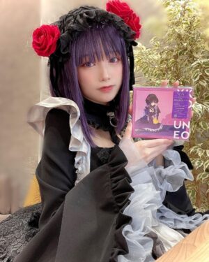 Akari Akase Instagram - TVアニメ「 #その着せ替え人形は恋をする 」のエンディングテーマ
私のデビューシングル「 #恋ノ行方」はもうGETして頂けましたか？🥰💭

通常版、初回限定盤、期間限定生産アニメ盤の3種類が出ておりますのでまだだよ！って方は是非GETして下さい🤍

~~~~~~~~~~~~~~~~~~~~~~~~~~~~

初回限定盤、期間限定生産アニメ盤にはサイン入りチェキプレゼントの応募はがきが封入されています！【応募締切が3/31まで】となっておりますので応募を考えている方は早めにGET、応募してください❣️

~~~~~~~~~~~~~~~~~~~~~~~~~~~~

▹▸期間限定生産アニメ盤にはアニメ絵柄のブラックロベリア、雫たんの描き下ろし生写真が封入❕3月末日生産分までの限定ものとなっていますので着せ恋ファンの方は是非！🤭✨

▹▸初回仕様限定盤では、あかせあかりのコスプレ生写真全3種類のうちランダムで1枚封入されています❕是非全種類コンプしてください〜🥺💫

ちなみに通常盤だけにダイスキという曲が収録されております🤫それぞれ内容が違っていますので、詳しくは公式HPにて確認して下さい！
購入報告沢山待ってま~す🌈

#あかせあかり
#着せ恋 
#エンディングテーマ 
#黒江雫 
#コスプレ