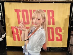 Akari Akase Instagram - 先週の#恋ノ行方 リリースイベントありがとうございました☺️✨

中々出来ませんでしたが、今回初めてファンの方と直接お会い出来るライブが出来て良かったです😌💭

皆さんもうGETしていただけましたか？通常盤の他に期間限定生産アニメ盤や、初回限定盤もあります！収録内容が違いますので是非どれもGETしてください(՞_ ̫ _՞)🤍

#あかせあかり 
#タワーレコード 
#タワレコ渋谷 
#ライブ 
#リリースイベント 
#その着せ替え人形は恋をする 
#エンディングテーマ 
#着せ恋  #コスプレ