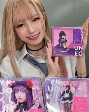 Akari Akase Instagram - 遂に！本日2月23日にデビューシングル「 #恋ノ行方」が発売されました~👏🏻✨

通常版、初回限定盤、期間限定生産アニメ盤の3種類が出ておりますので是非GETして下さい🤍

対象店舗で、購入者特典のクリアファイルが先着順でGET出来ます！

またあかせあかり×着せ恋パネルの展示、実際に使用した衣装の展示をしている店舗もございますのでそちらも是非HPにてチェックして下さい🤭💕

#あかせあかり
#その着せ替え人形は恋をする 
#エンディングテーマ 
#着せ恋 
#コスプレ