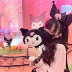 Akari Akase Instagram - #サンリオピューロランド 行った時のお写真(՞_ ̫ _՞)💜 クロミちゃん売り切れ多かったんだけど可愛かったので大満足！目瞑りがち👀 ………ご飯撮るの下手すぎて😂w #あかせあかり #クロミちゃん #ピューロランド #ピンク空間 💞 𝙵𝙰𝚂𝙷𝙸𝙾𝙽👗♡ ﾌﾞﾗｳｽ #mars ｽｶｰﾄ #lizlisa