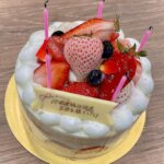 Akari Akase Instagram - #着せ恋 放送後の #YouTubeLIVE 10週連続お疲れ様でした~❣️って協力して下さったスタッフさん方からケーキ頂いた時のオフショットが出てきたので今更ながら投下🫢 見に来て下さっていた方も、夜遅くまで協力して下さったスタッフさん方もありがとうございました(՞_ ̫ _՞) アニメ放送後でも #恋ノ行方 MV沢山再生して下さっていてとても嬉しいです🥲✨ アニメも漫画も曲も愛されてるなぁと感じて幸せです。 あぁっ…!!ブラックロベリアは微笑んでは…( ･᷄ᯅ･᷅ )(こればっかりは手袋も着けていないオフショットなので大目に見てください🙇🏼‍♀️) #あかせあかり #オフショット #その着せ替え人形は恋をする #コスプレ #ed曲