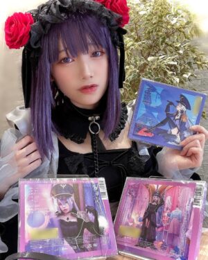 Akari Akase Instagram - TVアニメ「 #その着せ替え人形は恋をする 」のエンディングテーマ
私のデビューシングル「 #恋ノ行方」はもうGETして頂けましたか？🥰💭

通常版、初回限定盤、期間限定生産アニメ盤の3種類が出ておりますのでまだだよ！って方は是非GETして下さい🤍

~~~~~~~~~~~~~~~~~~~~~~~~~~~~

初回限定盤、期間限定生産アニメ盤にはサイン入りチェキプレゼントの応募はがきが封入されています！【応募締切が3/31まで】となっておりますので応募を考えている方は早めにGET、応募してください❣️

~~~~~~~~~~~~~~~~~~~~~~~~~~~~

▹▸期間限定生産アニメ盤にはアニメ絵柄のブラックロベリア、雫たんの描き下ろし生写真が封入❕3月末日生産分までの限定ものとなっていますので着せ恋ファンの方は是非！🤭✨

▹▸初回仕様限定盤では、あかせあかりのコスプレ生写真全3種類のうちランダムで1枚封入されています❕是非全種類コンプしてください〜🥺💫

ちなみに通常盤だけにダイスキという曲が収録されております🤫それぞれ内容が違っていますので、詳しくは公式HPにて確認して下さい！
購入報告沢山待ってま~す🌈

#あかせあかり
#着せ恋 
#エンディングテーマ 
#黒江雫 
#コスプレ
