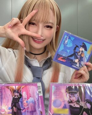 Akari Akase Instagram - 遂に！本日2月23日にデビューシングル「 #恋ノ行方」が発売されました~👏🏻✨

通常版、初回限定盤、期間限定生産アニメ盤の3種類が出ておりますので是非GETして下さい🤍

対象店舗で、購入者特典のクリアファイルが先着順でGET出来ます！

またあかせあかり×着せ恋パネルの展示、実際に使用した衣装の展示をしている店舗もございますのでそちらも是非HPにてチェックして下さい🤭💕

#あかせあかり
#その着せ替え人形は恋をする 
#エンディングテーマ 
#着せ恋 
#コスプレ