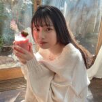 Akari Akase Instagram - 本日2/9発売の #BOMB さんにて掲載して頂いています❕ TSUTAYA、一部店舗では 限定で私が表紙になってます🤭✨ 通常版と限定版(あかせ表紙版)に掲載して頂いているので是非GETして下さい🤍 #あかせあかり #表紙 #苺 #美味しかった #オーバーサイズ #っていいよね