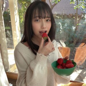 Akari Akase Instagram - 本日2/9発売の #BOMB さんにて掲載して頂いています❕ TSUTAYA、一部店舗では 限定で私が表紙になってます🤭✨ 通常版と限定版(あかせ表紙版)に掲載して頂いているので是非GETして下さい🤍 #あかせあかり #表紙 #苺 #美味しかった #オーバーサイズ #っていいよね