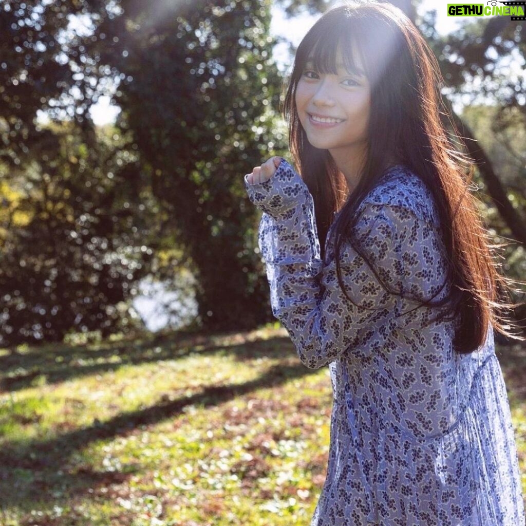 Akari Akase Instagram - 昨日1/28(金)発売の #FRIDAY さんにて表紙を飾らせていただいてます❕ コート着てさむむ~ってしてた以前の #オフショット はFRIDAYさんの時のオフショでしたっ🤭✨ 是非GETして下さいね~🙌🏻 #表紙解禁 #あかせあかり #草 (？)