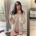Akari Akase Instagram - 2月9日(水)発売の #bomb 22年3月号 にてグラビア掲載していただいています🍓✨ TSUTAYA、一部店舗限定で #あかせあかり 表紙になっておりますので是非GETして下さい(՞_ ̫ _՞)🤍 TSUTAYA店頭、ネット通販で予約受付中です❣️ 一部店舗#表紙 #いちご #おいしい #この後 #砂糖めちゃくちゃ入れた