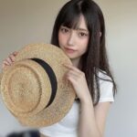 Akari Akase Instagram - 本日7/24(月)発売の #週刊プレイボーイ さん32号に掲載していただいています☀️ 約2年ぶりの #週プレ さんへの登場です！ 最近美味しいものモグモグしすぎて明らかに前よりは太っちゃいました…🥺💭💭💭💭 ですが可愛いく2年前とはまた違う感じのあかせを撮影してもらいましたので、お近くの書店やコンビニにて是非お迎えしてください！！！😂 #あかせあかり #掲載情報 #麦わら帽子 #可愛いは正義 かも