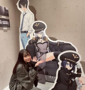 Akari Akase Instagram - 本日よりアニメイト池袋本店さんにて！#着せ恋展 が始まっています🌸

あの思い出のシーン達を思い出す原画やパネル達、最高の空間が見られました~(˶´˘`˶)

烈!!の最高併せのパネルちゃん達としれっと写真を撮ってきちゃいました🫰🏻
雫たんコスの海夢ちゃんとツーショットが撮れる機能や五条くんや海夢ちゃんのお部屋まで……着せ恋好きには最高すぎる空間がそこには広がっていました😭✨

グッズも等身大パネルが買えちゃったり描き下ろしの4人が並べられるアクリルスタンドが売っていたりでえーん！選べないっ！状態でした🫶🏻

皆さんも是非足を運んでみてくださいね~！

#あかせあかり 
#その着せ替え人形は恋をする