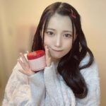 Akari Akase Instagram - メイクが大好きな女の子のためのブランド、「CHOOSY moist」から、新商品「 #グッドナイトジェリーパック 」が発売されます！夜寝る前のスキンケア時にお顔に塗るだけで簡単に「睡眠美容」を叶えられちゃいます…✨️ 保湿系はベタベタしちゃうから苦手だったけど、これはべたつかないのにしっかりと潤ってそんな私にも使いやすかったです(˶´˘`˶)💭 中身はあかせの好きな赤色でほんのり苺のいい香りがしました🍓 あかせの厳選スキンケア隊の新メンバーになりましたよ~🫰🏻 #チューシーモイスト #PR #sponsoredbychoosy