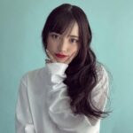 Akari Akase Instagram - アニメ「うる星やつら」と〈マンガート ビームス〉のコラボアイテムのモデルを担当させて頂きました~⚡️ どれも可愛いデザイン🥹 2/17(金)より発売しておりますので是非GETしてください💭✨ #あかせあかり #mangartbeams #BEAMS #マンガートビームス #ビームス #うる星やつら #コラボ商品