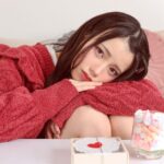 Akari Akase Instagram - 帰ってくるの遅いんだもん、寝ちゃうところだったよ~( ｰ̀༥ｰ́ )！ みたいなバレンタインお写真- ̗̀🎁 ̖́- 実際今日友達とゲームセンターで推しのぬいぐるみを獲得しに行ってラーメン食べてきちゃいました(˶´˘`˶) 博多ラーメン…？今日のは麺が細めで美味しかった💭✨ 皆はチョコ貰ったりあげたりしたのかな??🫢 #あかせあかり #バレンタイン #ポートレート #ポンパ 𝙵𝙰𝚂𝙷𝙸𝙾𝙽👗♡ ｾｰﾀｰ #gelatopique