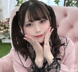 Akari Akase Instagram - この度、あかせがカラコンブランド『ハニーキス』のイメージモデルになりました~👀💫

めちゃ盛れる太フチとちゅるんっと可愛い発色で、
うるうるおめめになれちゃうカラコンです🫶🏻

これから新色もたくさん出るとの事ですのでお楽しみに
1枚目はちゅるんポップピンク
2枚目はちゅるんブルーを着用してます!
きゃわうるうるおめめになってるかな？૮ . ̫ . ა

ハニーキスはホテラバさんでGETできるので、 ぜひチェックしてみてください☑️✨️

ハニーキス公式通販サイト ホテラバ(@hotel_lovers.official)
#ハニーキス #HoneyKiss #カラコン #カラコン着画 #ホテラバ #ホテルラバーズ #PR