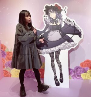 Akari Akase Instagram - 本日よりアニメイト池袋本店さんにて！#着せ恋展 が始まっています🌸

あの思い出のシーン達を思い出す原画やパネル達、最高の空間が見られました~(˶´˘`˶)

烈!!の最高併せのパネルちゃん達としれっと写真を撮ってきちゃいました🫰🏻
雫たんコスの海夢ちゃんとツーショットが撮れる機能や五条くんや海夢ちゃんのお部屋まで……着せ恋好きには最高すぎる空間がそこには広がっていました😭✨

グッズも等身大パネルが買えちゃったり描き下ろしの4人が並べられるアクリルスタンドが売っていたりでえーん！選べないっ！状態でした🫶🏻

皆さんも是非足を運んでみてくださいね~！

#あかせあかり 
#その着せ替え人形は恋をする