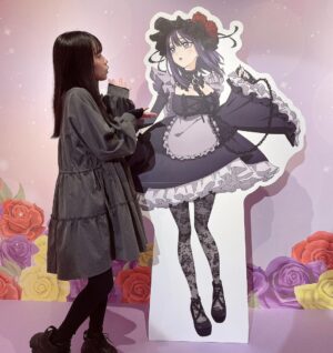 Akari Akase Instagram - 本日よりアニメイト池袋本店さんにて！#着せ恋展 が始まっています🌸

あの思い出のシーン達を思い出す原画やパネル達、最高の空間が見られました~(˶´˘`˶)

烈!!の最高併せのパネルちゃん達としれっと写真を撮ってきちゃいました🫰🏻
雫たんコスの海夢ちゃんとツーショットが撮れる機能や五条くんや海夢ちゃんのお部屋まで……着せ恋好きには最高すぎる空間がそこには広がっていました😭✨

グッズも等身大パネルが買えちゃったり描き下ろしの4人が並べられるアクリルスタンドが売っていたりでえーん！選べないっ！状態でした🫶🏻

皆さんも是非足を運んでみてくださいね~！

#あかせあかり 
#その着せ替え人形は恋をする