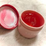 Akari Akase Instagram - メイクが大好きな女の子のためのブランド、「CHOOSY moist」から、新商品「 #グッドナイトジェリーパック 」が発売されます！夜寝る前のスキンケア時にお顔に塗るだけで簡単に「睡眠美容」を叶えられちゃいます…✨️ 保湿系はベタベタしちゃうから苦手だったけど、これはべたつかないのにしっかりと潤ってそんな私にも使いやすかったです(˶´˘`˶)💭 中身はあかせの好きな赤色でほんのり苺のいい香りがしました🍓 あかせの厳選スキンケア隊の新メンバーになりましたよ~🫰🏻 #チューシーモイスト #PR #sponsoredbychoosy