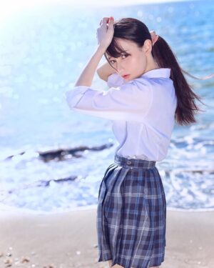 Akari Akase Instagram - 暑くなってきたねぇ☀️🌊

#あかせあかり 
#海 
#制服 
#夏に向けて 
#暑い 
#ポートレート 
#青春っぽい (⌒ ͜ ⌒)