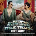 Akshay Kumar Instagram - Tere peeche tera yaar khada ❤️🤝 #BadeMiyanChoteMiyanTitleTrack out now: Link in Bio #BadeMiyanChoteMiyanOnEid2024 @akshaykumar @tigerjackieshroff @therealprithvi @vashubhagnani @aliabbaszafar @jackkybhagnani @deepshikhadeshmukh @ihimanshumehra @aslisona @manushi_chhillar @alayaf @vishalmishraofficial @kamil_irshad_official @anirudhofficial @boscomartis @caesar2373 @pooja_ent @aazfilms @pvrpictures @slglobal001